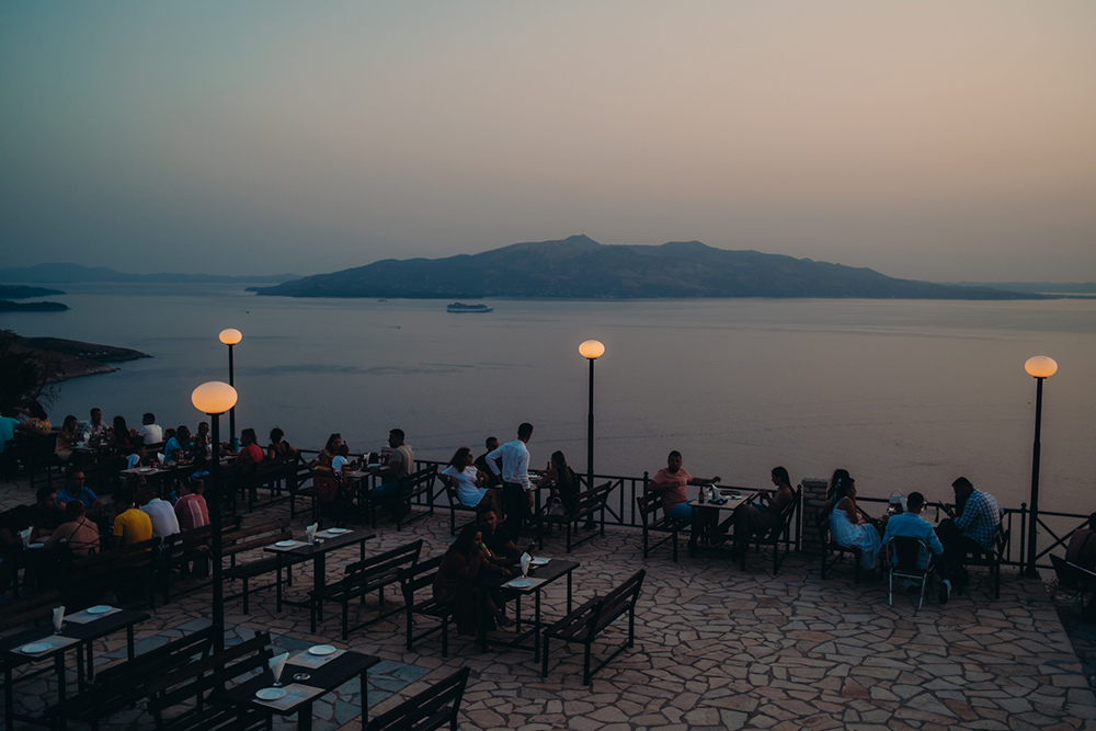 Atemberaubender Ausblick vom Lekuresi Schloss in Saranda während der Blauen Stunde